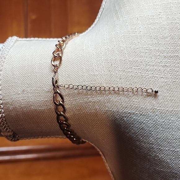 Large costume jeweled necklace, with many long beads and strand of gems. - Picture 5 of 5